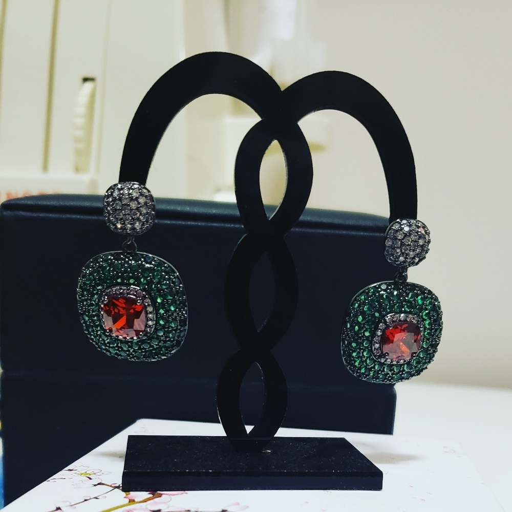 Earings - Picture 2 of 3